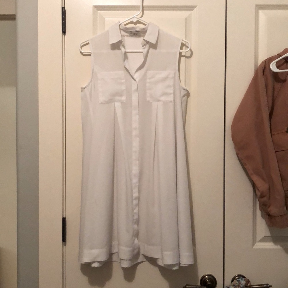 Sleeveless shirt dress.